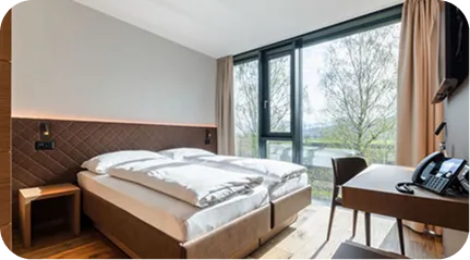 Gemütliches Schlafzimmer mit Schreibtisch